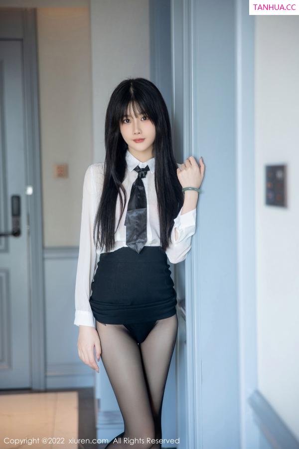 77qiqi  [XiuRen]高清写真图 2022.11.16 No.5861 77qiqi 短裙黑丝第19张图片
